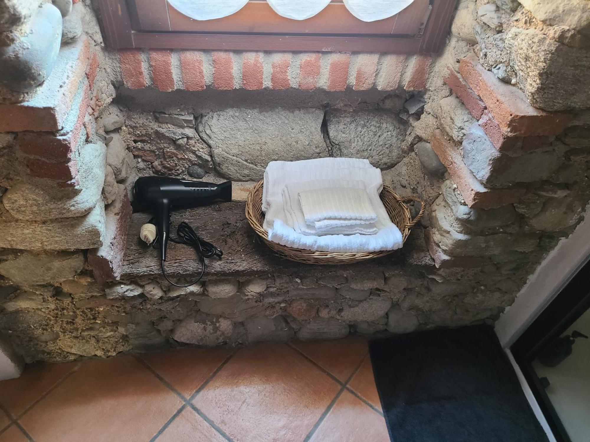 Robin'S Nest Hotel Paruzzaro Kültér fotó
